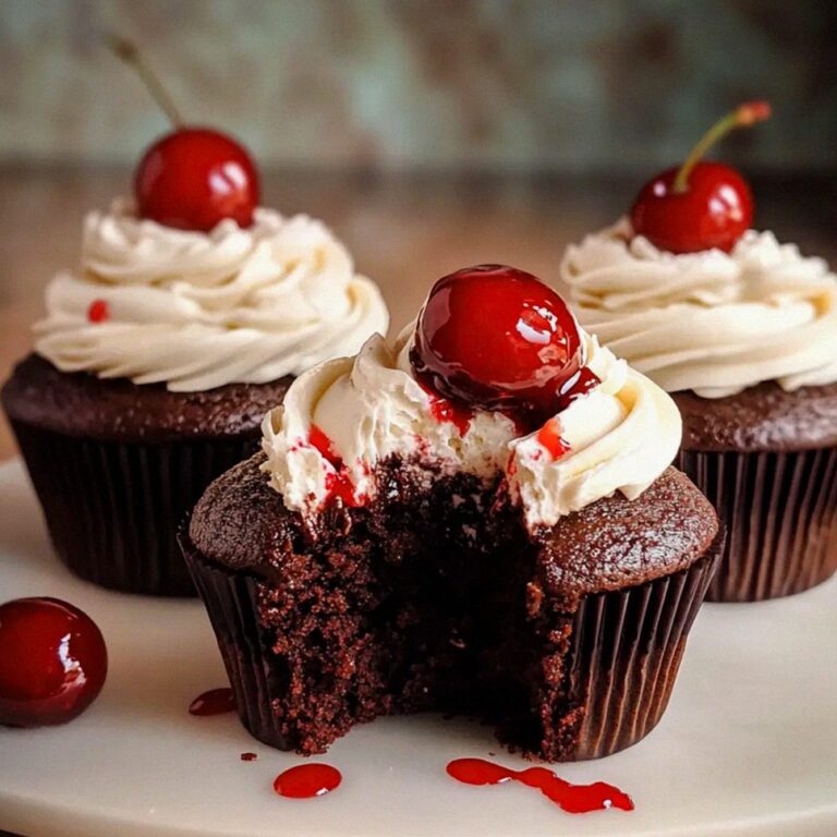 Einfache Schwarzwälder Cupcakes für Schokoladenliebhaber