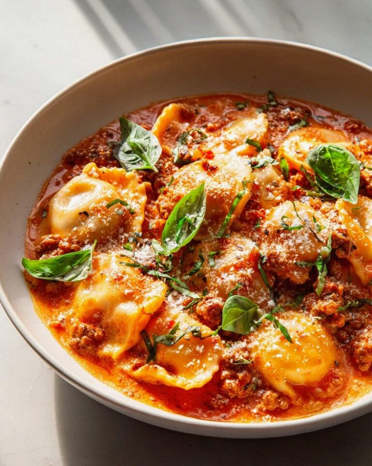 Pizzasuppe mit Hackfleisch & Ravioli in Tomatensahne-Sauce